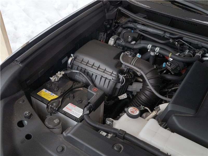 Фото Toyota Land Cruiser Prado - Аккумуляторов под капотом дизельного автомобиля два, один – у правого крыла, рядом с корпусом воздушного фильтра