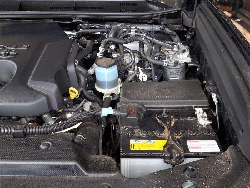 Фото Toyota Land Cruiser Prado - Второй аккумулятор размещен у левого крыла, рядом с блоком реле и предохранителей и топливными фильтрами