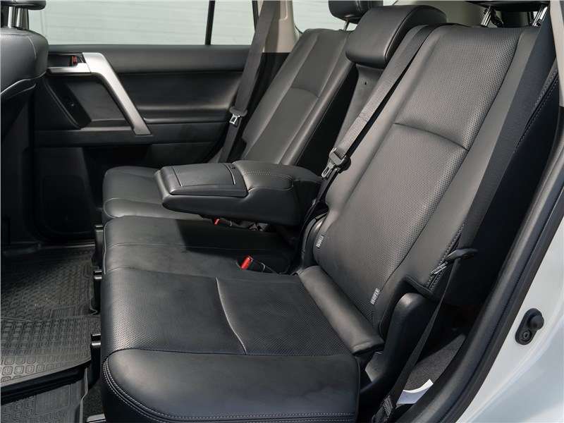 Фото Toyota Land Cruiser Prado - В откидной подлокотник дивана встроена пара подстаканников с фиксаторами