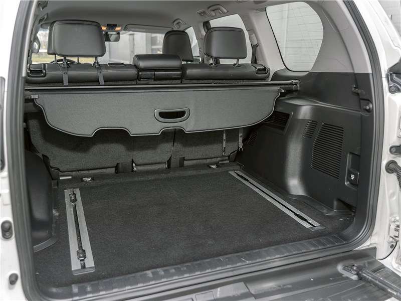 Фото Toyota Land Cruiser Prado - В стенке багажного отсека за доплату устанавливается розетка на 220 В