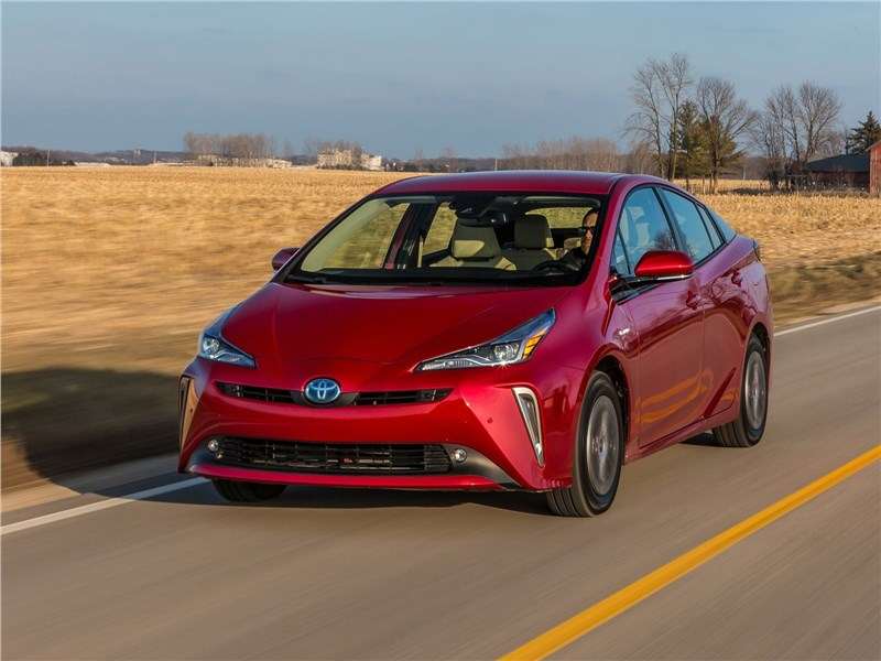 Фото Toyota Prius - Toyota Prius 2019 вид спереди