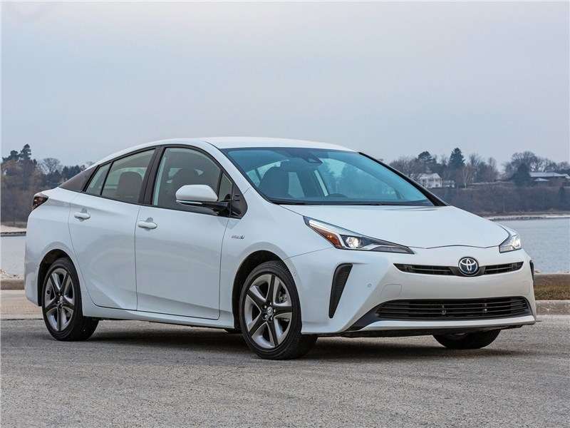 Фото Toyota Prius - Toyota Prius 2019 вид спереди