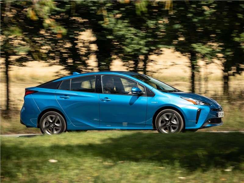 Фото Toyota Prius - Toyota Prius 2019 вид сбоку