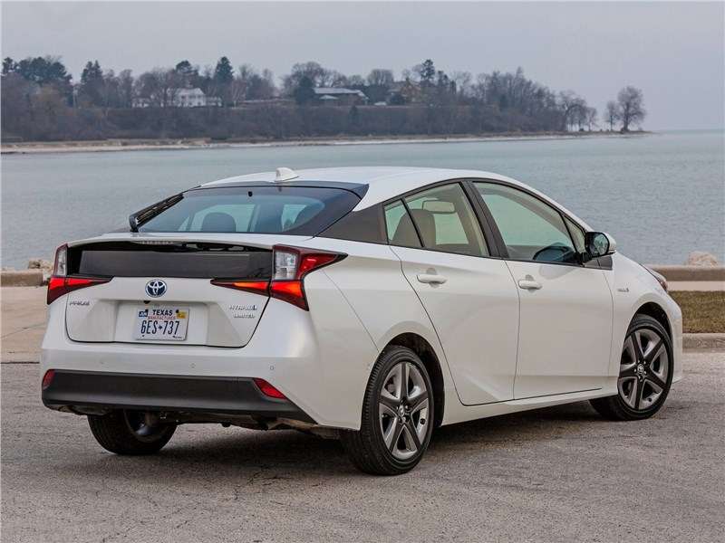 Фото Toyota Prius - Toyota Prius 2019 вид сзади
