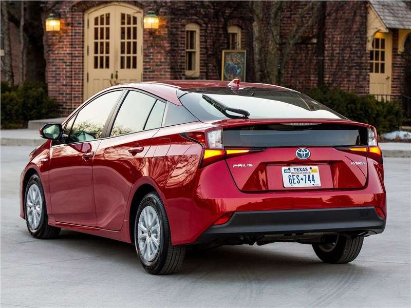 Фото Toyota Prius - Toyota Prius 2019 вид сзади