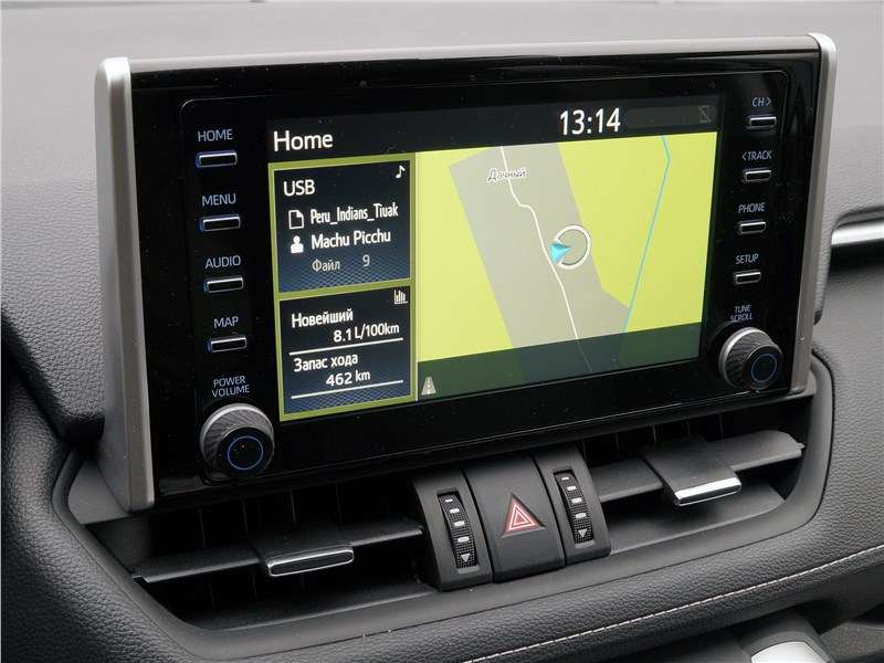 Фото Toyota RAV4 - Так выглядит главный экран мультимедиасистемы: мы видим карту местности, активированный источник музыки и сведения о расходе топлива,...