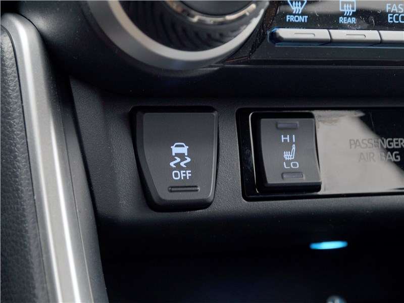 Фото Toyota RAV4 - Некоторые клавиши находятся под козырьком центральной консоли, однако из поля зрения водителя они не пропадают