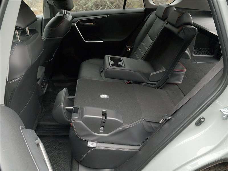 Фото Toyota RAV4 - Механизм складывания частей спинки дивана не оригинален, но ровность пола - идеальная