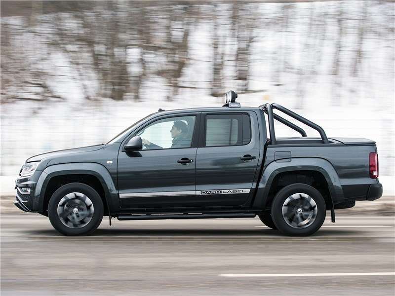 Фото Volkswagen Amarok - Volkswagen Amarok Dark Label 2019 вид сбоку
