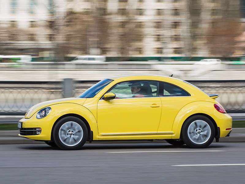 Фото Volkswagen Beetle - Volkswagen Beetle 2015 на дороге