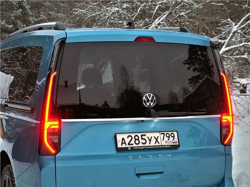 Фото Volkswagen Caddy - Интересно выглядят вертикальные задние фонари. Они делают и без того немаленький кузов визуально еще более объемным