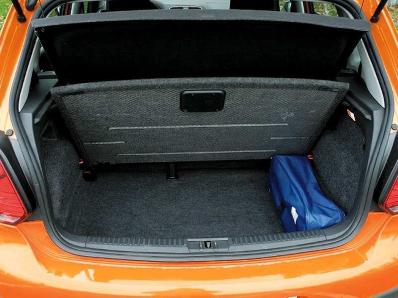 Фото Volkswagen Cross Polo - Багажник имеет три «этажа»: верхний – самый объемный, ниже – вместительное «подполье», еще ниже – углубление для размещения запасного колеса