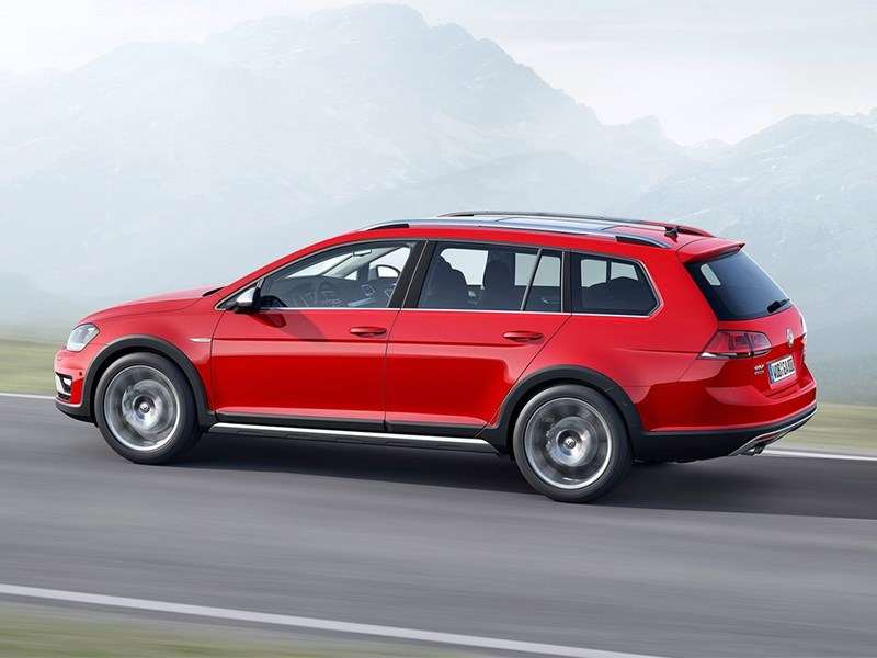 Фото Volkswagen Golf Alltrack - Volkswagen Golf Alltrack 2015 вид сбоку сзади