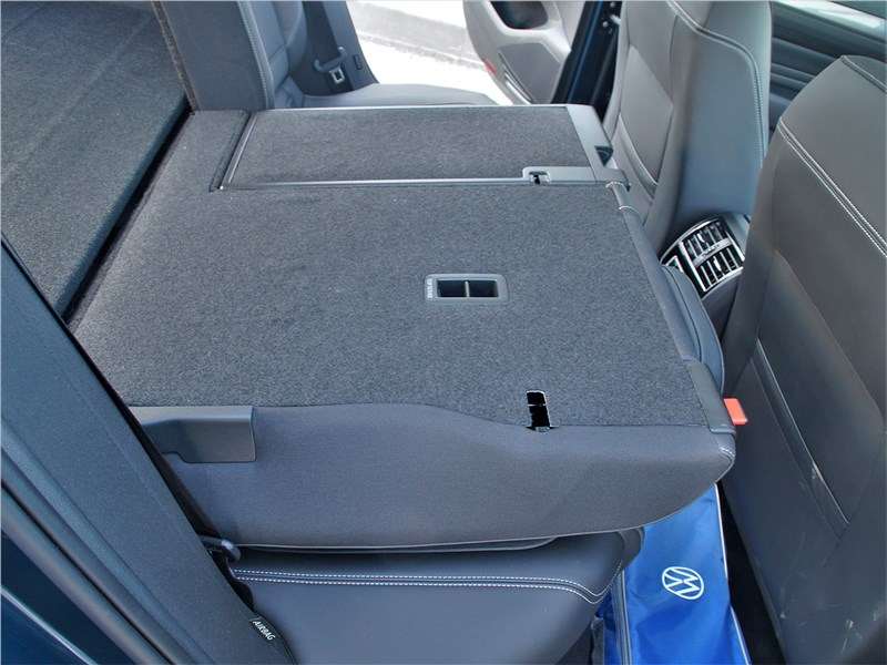 Фото Volkswagen Passat Alltrack - Так выглядит сложенная правая часть спинки 