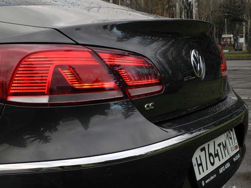 Фото Volkswagen Passat CC - На крышке багажника сохранился выступ-спойлер, но задние фонари новые и шильдик СС – уже без приставки Passat