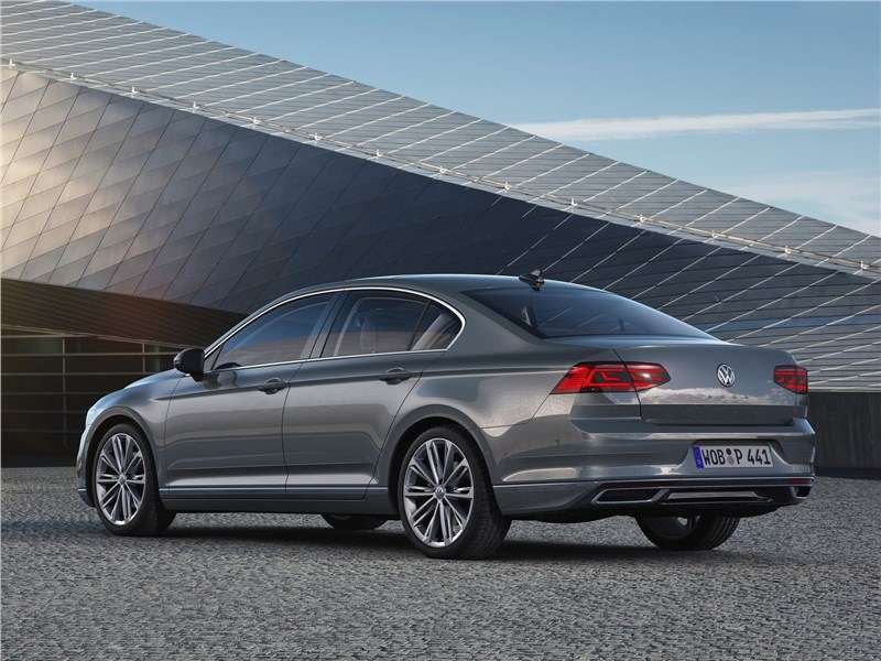 Фото Volkswagen Passat - Volkswagen Passat 2020 вид сзади