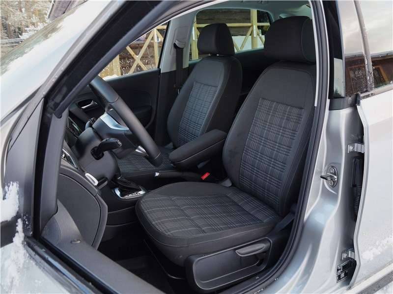 Фото Volkswagen Polo Sedan - Клетчатая обивка сидений Polo GT призвана напоминать владельцу другие спортивные модели Volkswagen