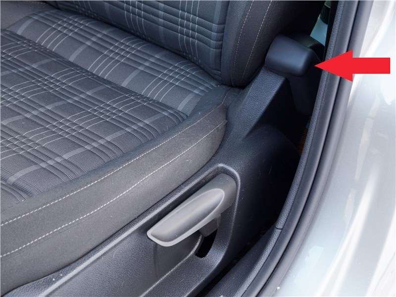 Фото Volkswagen Polo Sedan - Водительское кресло регулируется по высоте, а рычажок регулировки наклона спинки спрятан в «глубине»