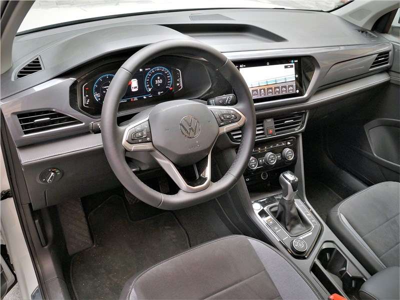 Фото Volkswagen Taos - Салон новинки отличается высоким IQ электроники, однако дизайн простоват, и детали отделки в основном из жёстких пластиков