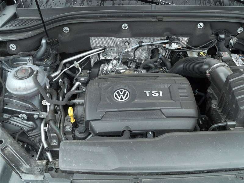 Фото Volkswagen Teramont - Моторчик TSI выглядит под капотом, как игрушечный. Но его 220 л. с. не стоит недооценивать. Teramont разгоняется мощно и принимает «газ» без малейшей задержки