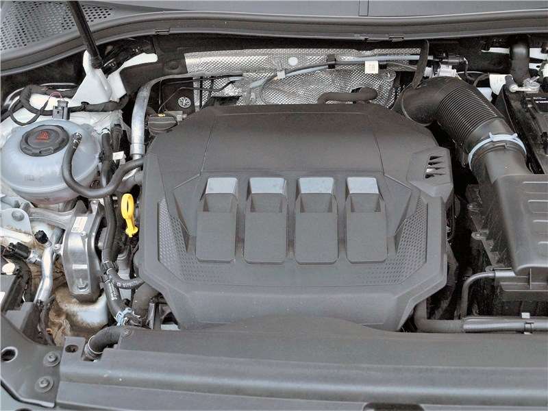 Фото Volkswagen Tiguan - 220-сильный мотор расположен под капотом поперечно и не так уж громко «звучит», находясь под крышкой, даже при разгоне