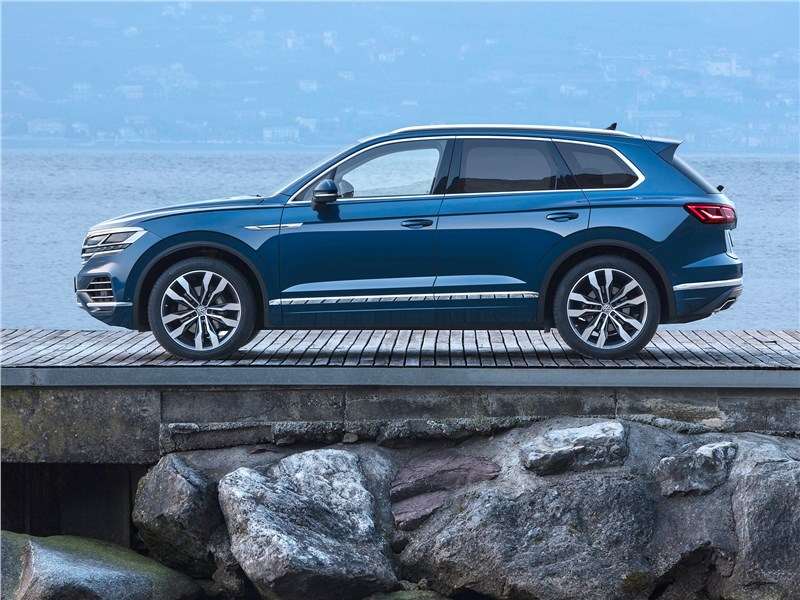 Фото Volkswagen Touareg - Тем не менее, габаритные размеры автомобиля изменились не слишком сильно. Новичок стал чуть ниже, шире и длиннее своего предшественника