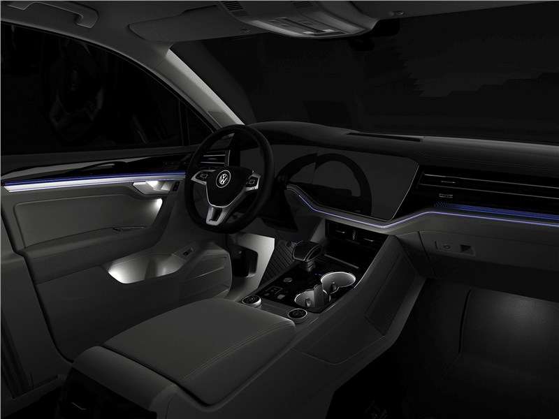 Фото Volkswagen Touareg - Фоновая интерьерная подсветка может менять свой цвет по желанию водителя. Количество вариантов практически не ограничено!