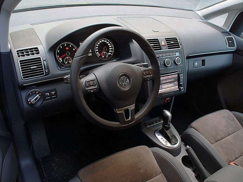 Фото Volkswagen Touran - Оформление торпедо – по-немецки строгое, без изысков