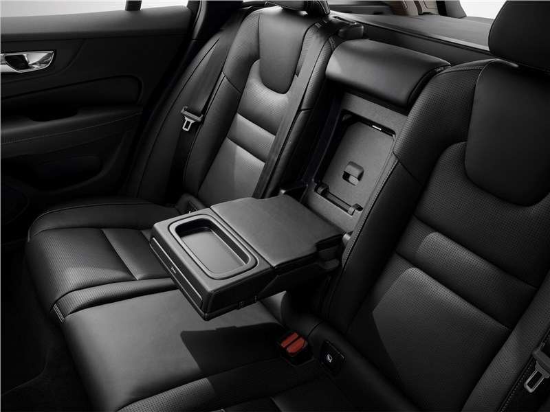 Фото Volvo V60 - Volvo V60 2019 задний диван