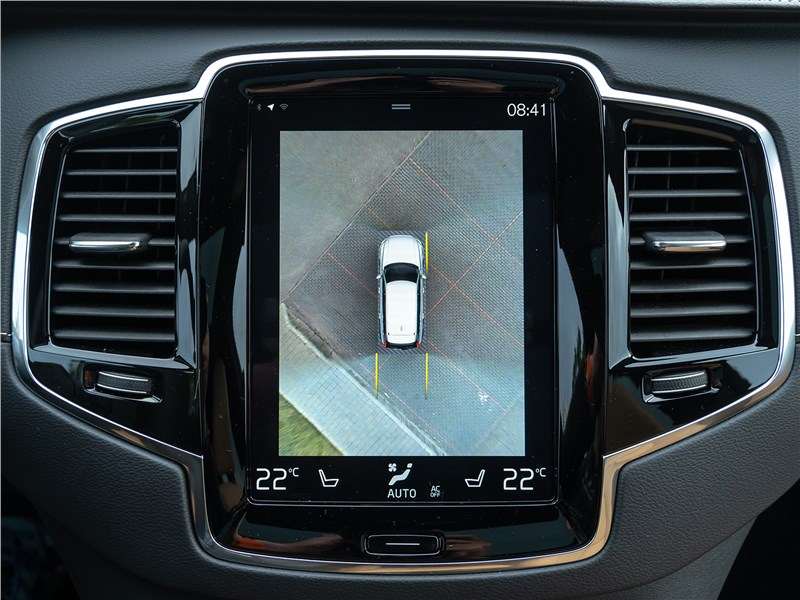 Фото Volvo XC90 - Система кругового обзора – хорошее подспорье при парковке